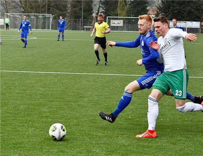 Packendes Laufduell zwischen René Ebersbach (rechts), dem Torschützen zum 1:0, und dem Andernacher Abwehrspieler Philipp Schmitz.Fotos: RASCH