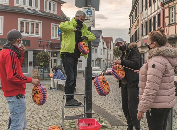 Packte bei der Martinsaktion von Jugend hilft an: Landtagskandidat Reiner Friedsam (3.v. re.). Foto: FRIEDSAM. Werbeagentur
