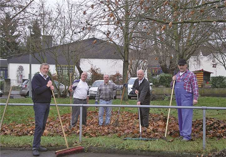 Packten fleißig an (v.li.): Dieter Heins, Martin Raffauf, Heinz Zepp, Richard Raffauf und Herbert Dott. privat