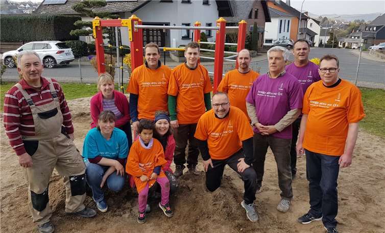 Packten gemeinsam mit an: Projektpate Hans-Josef Adams (4. v. r.) mit den fleißigen Helfern auf dem Spielplatz in Saffig. Foto: innogy SE