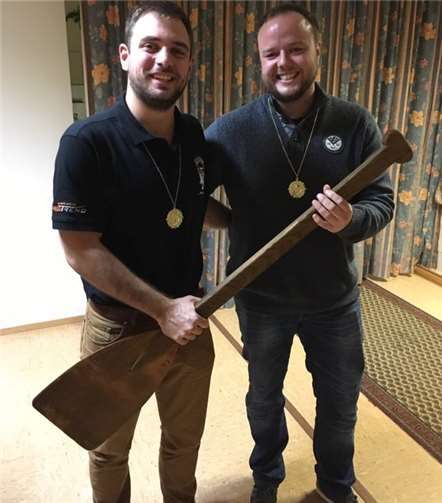 Paddelübergabe zwischen Jan Eller und Julian Elzer. privat