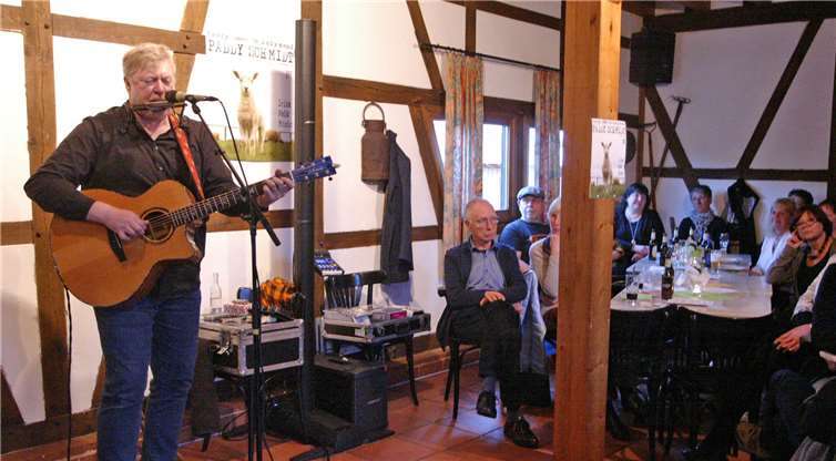 Paddy Schmidt bot einen fantastischer Folk Abend in der Scheune am Buttermarkt . Foto: -SES-