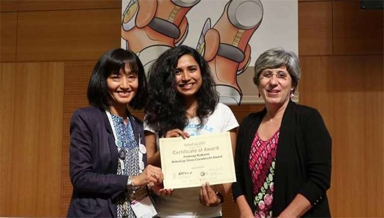 Padmaja Kulkarni (Mitte) bei der Preisverleihung.privat