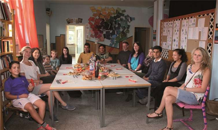 Padre Alfredo Tellez Ortiz (Siebter von links) und Omar Vargas (rechts daneben) im HoT Sinzig.privat