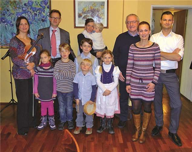 Pächter Giuliano Artuso (ganz r.) neben dem Vorstandsvorsitzenden Rainer Linnig, Geschäftsführerin Kathleen Benekenstein und den kleinen und großen Künstlern (Mitte/l.) privat