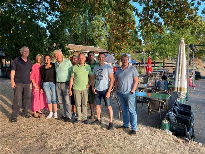 Pächterin Daniela Klein (hinten Mitte) erläuterte der CDU um den Fraktionsvorsitzenden Arne Küenzlen (2. v. rechts) und Parteichef Bernhard Groß (vorne Mitte) die Arbeiten am Biergarten „Salmenfang“ am Rheinufer.  Foto: privat
