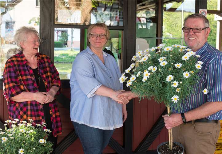 Wiedterrassen für den kleinen Urlaub zwischendurch Pächterin Petra Nassen-Kerka (Mitte) bei der Eröffnung mit Geschäftsführerin Doris Hofmann und Ignaz Weidemann, dem 1. Vorsitzenden vom Vorstand des verpachtenden Verkehrsvereins Waldbreitbach. Ulla Bergob