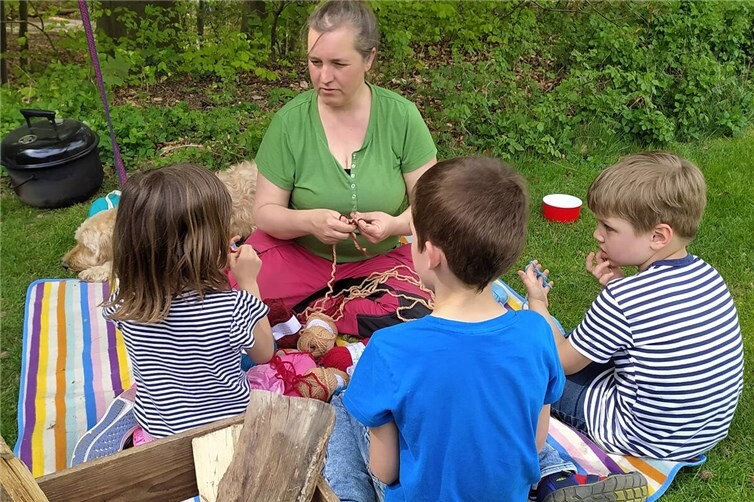 Pädagogin des Kinderschutzbund Ahrweiler Lisa Thies mit Kindern