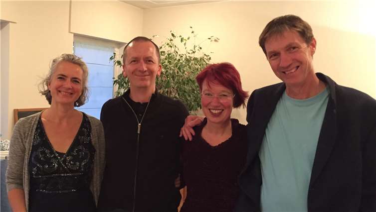 Palette Mensch möchte sich Zeit nehmen und mit Geschichten und Live-Musik, mit Humor, Feingeist und Charme, den vielschichtigen Aspekten der Zeit Aufmerksamkeit schenken. Erzähler: Monika und Klaus Zottmann, Musik: Peter Moldovany und Katrin Waldraff.privat