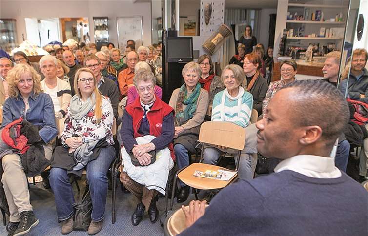 Pallottiner-Pater Dieudonné Ondigui Mebenga aus Kamerun stimmte mit afrikanischen Rhythmen auf einer Trommel die Besucher auf die Lesung zum Thema „Afrika – der literarische Kontinent“ ein. JOST