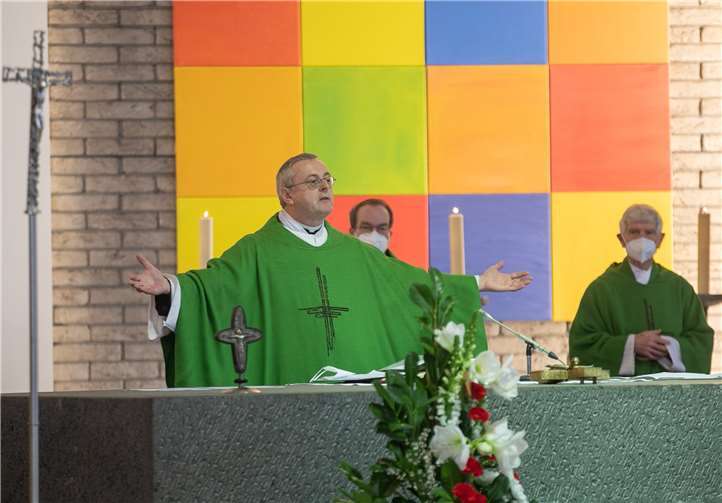 Pallottiner-Provinzial Pater Helmut Scharler zelebrierte den Profanierungs-Gottesdienst in der Pallottikirche.Fotos: JOST