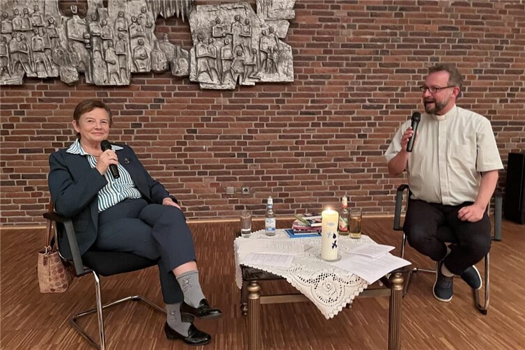 Pallottinerpater Dr. Edward Fröhling und Michaela Pilters im GesprächFoto:St. Peter