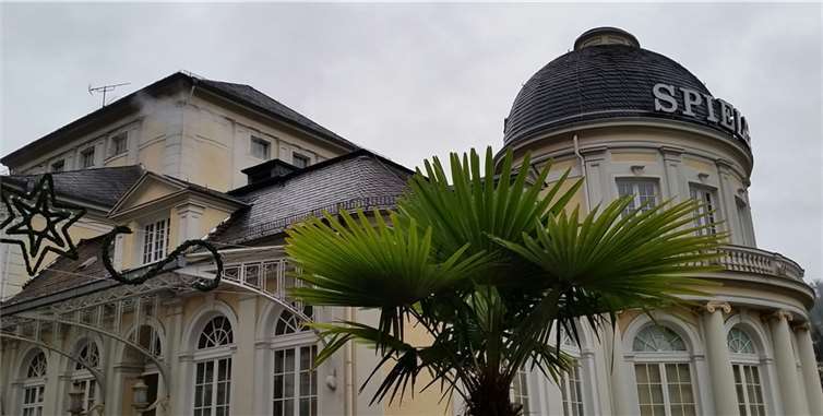 Palmen und Weihnachtsschmuck? In unsren Breitengraden ein eher seltenes Bild. In Bad Ems aber nicht nur beim verkaufsoffenen Advents-Sonntag ein „Hingucker“. Doch keine Angst – die Palmen sind „winterfest“ und vertragen sogar noch wesentlich tiefere Temperaturen als zurzeit herrschen..Willi Willig