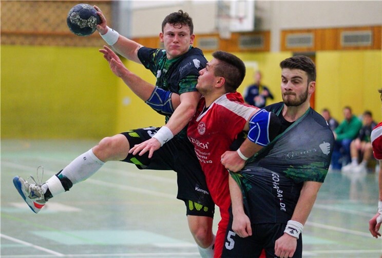 Palmersheim in die Zange genommen: Marius Schmitz (li.) und Sebastian Pohl (re.) entscheiden das Lokalderby mit dem RTV klar für sich. Foto: Tobias Swawoll