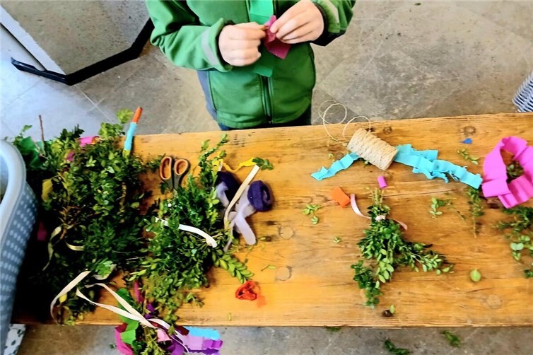 Palmstraußbinden der Drei-Türme-Kinder