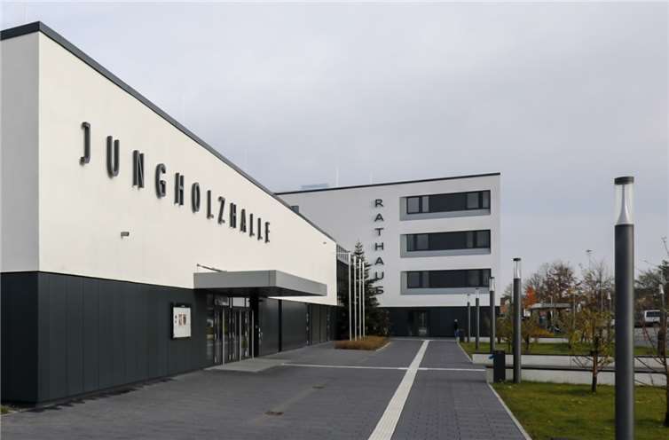 Pandemiebedingt stellte die Verwaltung den Ausschussmitgliedern die Zahlen aus dem Rathaus in der Jungholzhalle vor. Foto: CEW