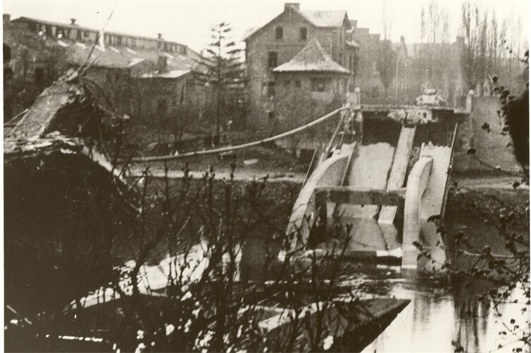 Panzer vor zerstörter Lahnbrücke in Oberlahnstein im März 1945