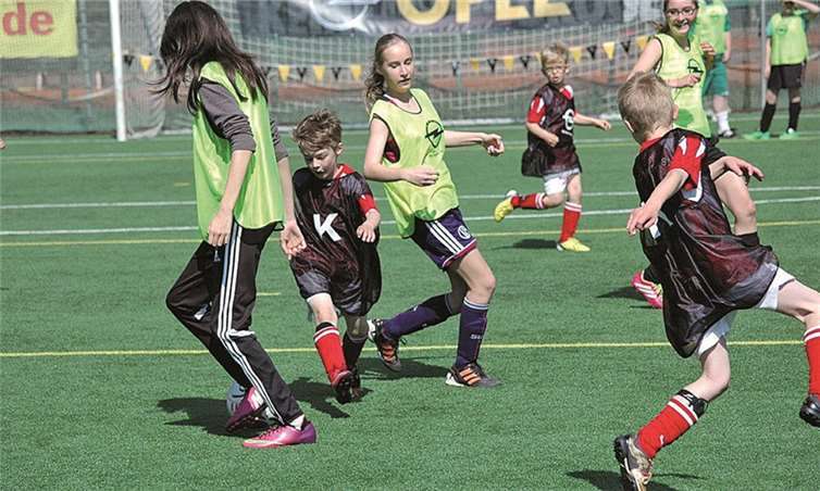 Papa gegen Sohn, Schwester gegen Opa. Wie sich die Teams beim OPEL FAMILY CUP zusammensetzen, das entscheidet jeder selbst. Archiv/UW