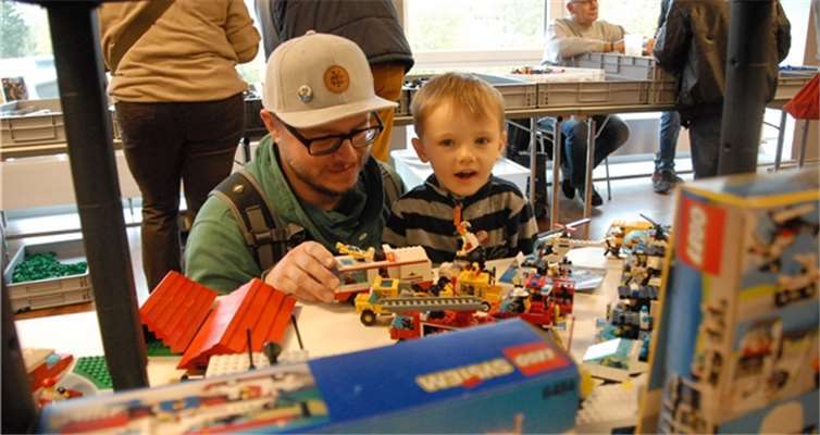 Papa und Sohn waren gleichermaßen begeistert von der bunten, vielfältigen Legowelt, die im Puderbacher Dorfgemeinschaftshaus bestaunt werden konnte.