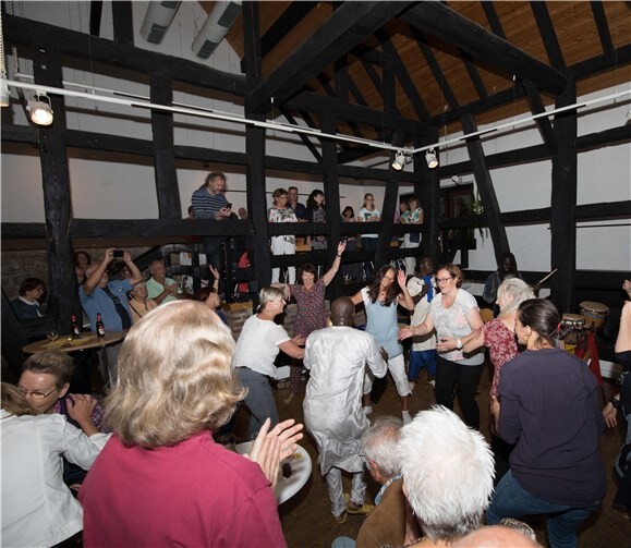 Pape Samory Seck (hinten, Mitte) mit Issah Sow (vorne, Mitte) im Köllenhof.