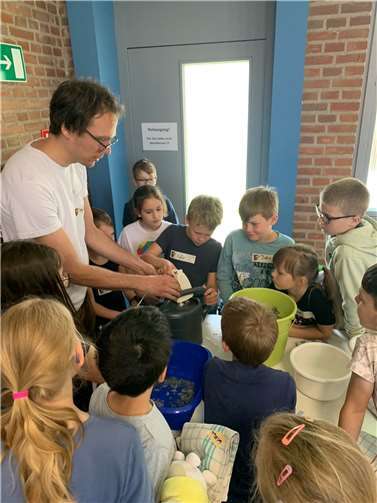 Papierherstellung mit Michael Treppesch vom Außerschulischen Lernort des Landkreises Neuwied. Foto: Johannes Diedenhofen