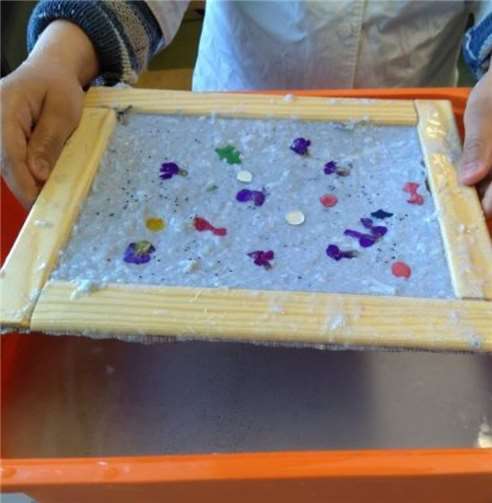 Papierschöpfen.Fotos: privat