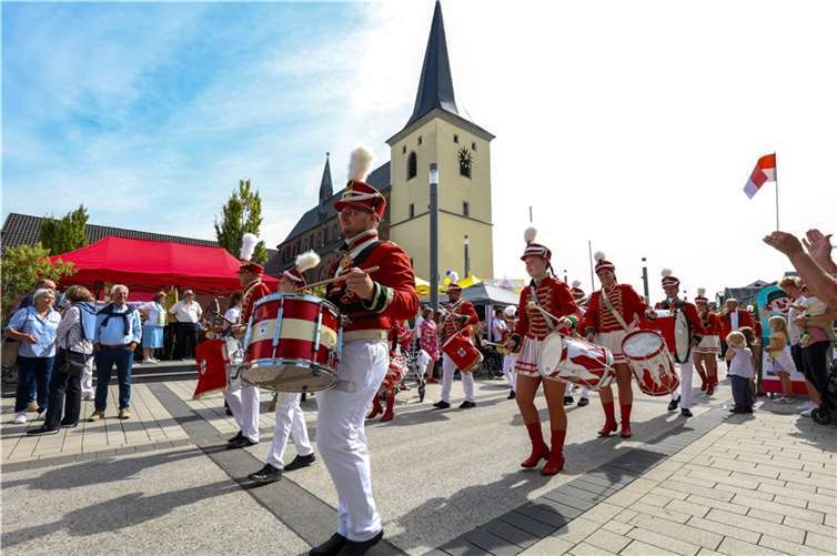 Parade beim Altstadtfest auf der Hauptstraße in Meckenheim.