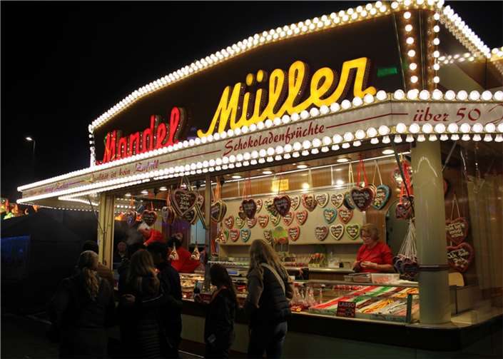 Paradiesäpfel, Schocko-Früchte und Lebkuchenherzen bot diese Bude feil. 