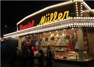 Paradiesäpfel, Schocko-Früchte und Lebkuchenherzen bot diese Bude feil. 