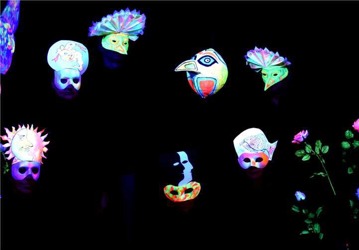 Paradiesisch-poetisch geht es in der alten Molkerei in Niederwallmenach zu, wenn dort die Lesepaten der Initiative 55 plus-minus aus Anlass ihres 15-jährigen Bestehens zusammen mit der Bad Emser Schwarzlichttheater-Gruppe in einer Inszenierung von Jelena Majdandzic „Piktors Verwandlungen“ aufführen.Foto: Dekanat Nassauer Land