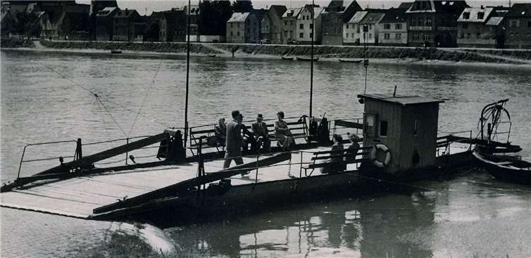 Paradiesische und sonnige Rheinidylle – bis zum Sommer 1958 pendelte die „Pont“ über den Strom und verband die Insel Niederwerth mit dem Festland.privat