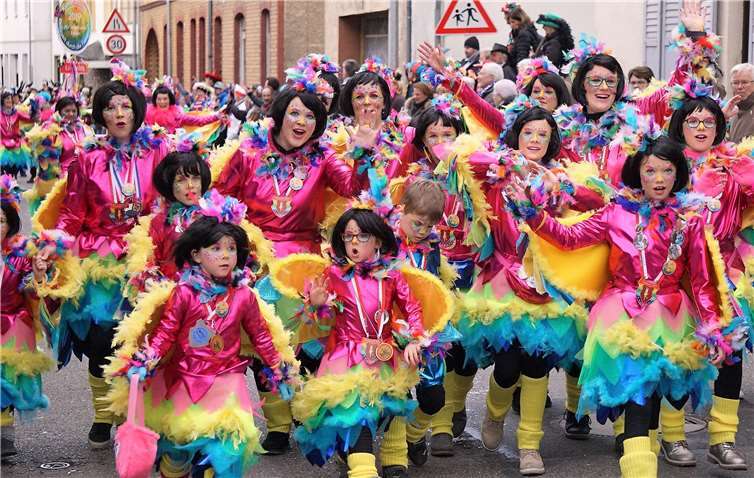 Paradiesvögel bevölkerten die Straßen im Dörfje.