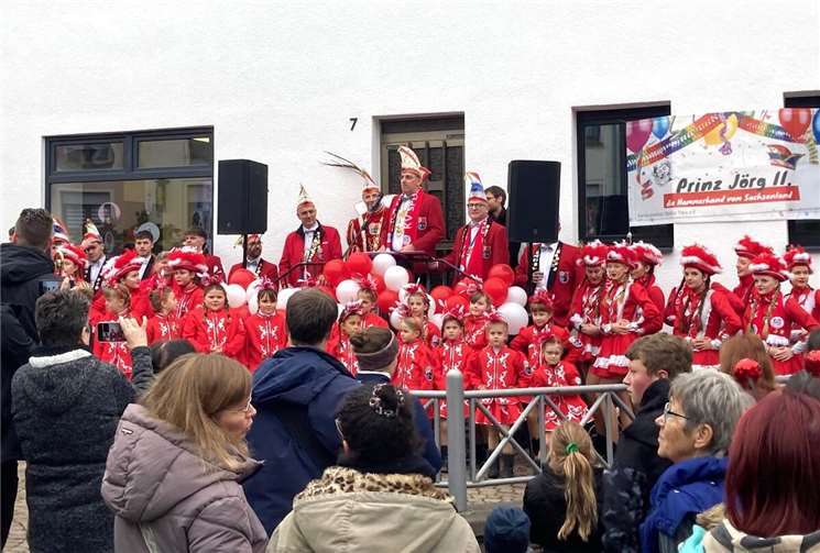Traditionelles Marktspektakel und Karnevalsauftakt Parallel zum Marktgeschehen starteten die Treiser Spokus-Karnevalisten mit Tollität Prinz Jörg II. in die neue Session. Fotos: TE