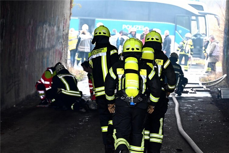Parallel zur Brandbekämpfung erfolgt die Erstversorgung der Verletzten. 