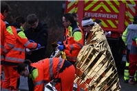 Parallel zur Brandbekämpfung erfolgt die Erstversorgung der Verletzten. 