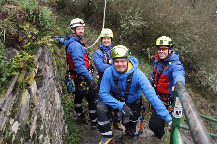 Parallel zur Vorstellung des neuen Einsatzfahrzeugs fand an der Cochemer Sesselbahn die alljährliche Evakuierungsübung der Cochemer Bergwacht statt.