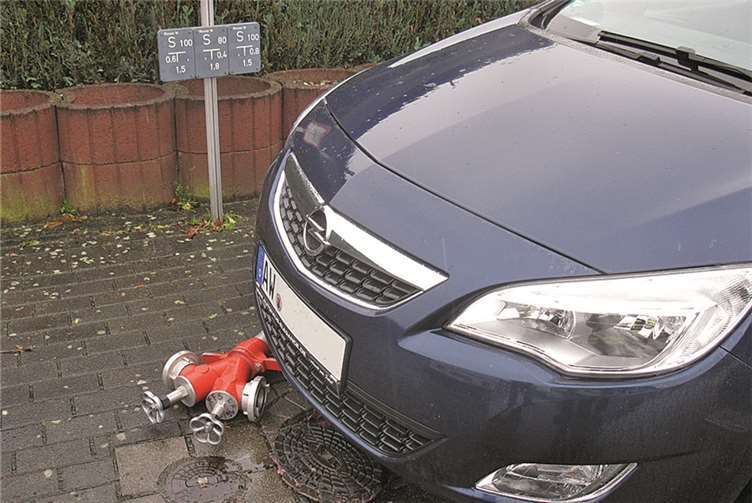 Parken auf Hydranten wird laut Straßenverkehrsordnung als Ordnungswidrigkeit geahndet.