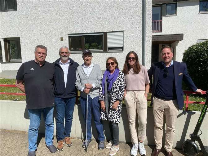 Parken in Koblenz-Oberwerth muss für die Anwohnerinnen und Anwohner besser werden! Darüber sind sich Anwohnerinnen und Anwohner mit Kommunalpolitikern bei einem Treffen in der Mozartstraße einig: v. links: Ed Casel, Ernst Knopp (CDU-Stadrat), Edgar Kühlenthlal (FREIE WÄHLER-Stadtrat), Gudrun Kühlenthal (FREIE WÄHLER), Susanne Scheid, Dr. Fabian Freisberg (CDU-Stadtrat).  Foto: Kristian Scheid