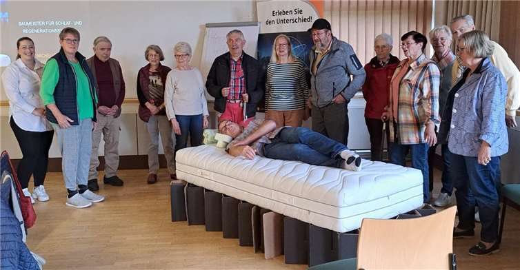 Parkinsonteilnehmer der Selbsthilfegruppe Neuwied erfahren Neues über individuelle Matratzen.  Foto: Doris Kollmannsperger