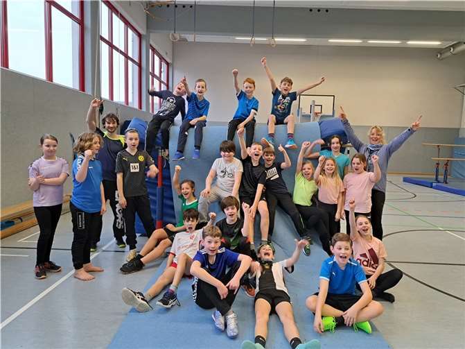 Parkour mit einem Profi - das hatten sich die 22 Schülerinnen und Schüler der Sportprofilklasse 5g gewünscht.  Foto: Petra Walter