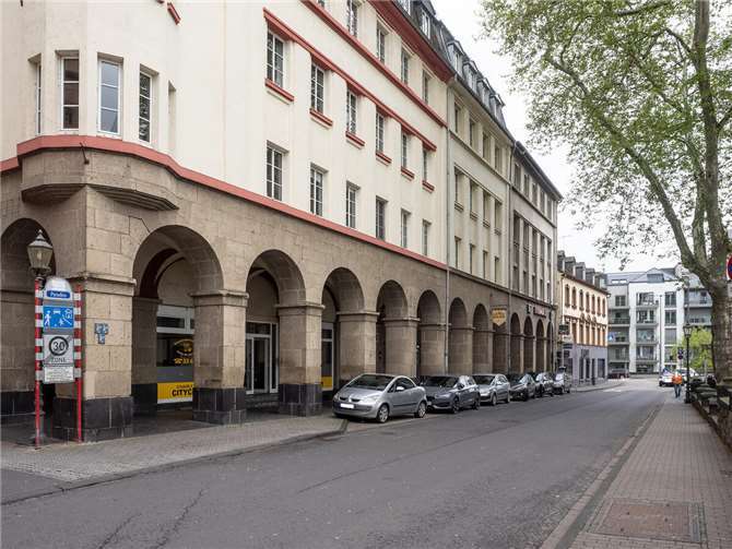 Weitere Be- und Entladebereiche schaffen Parkplätze in der Burgstraße. Foto: Hermann Schäfer