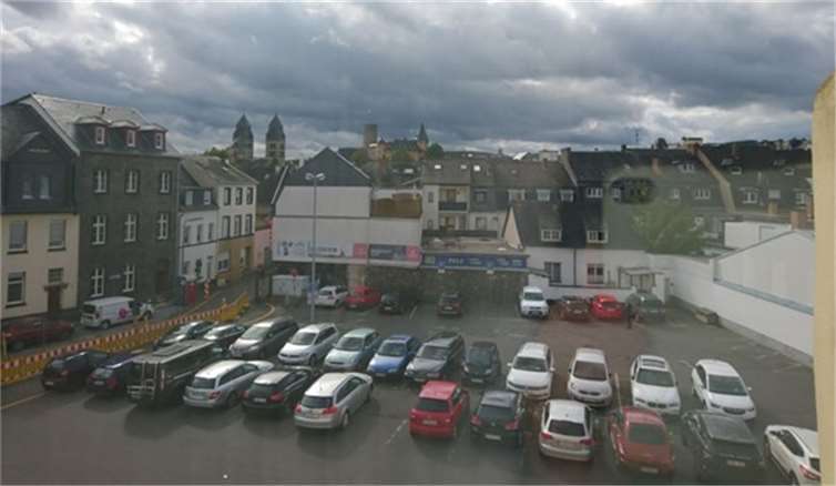 Parkplatz „Im Hombrich“ mit Blick Richtung Herz-Jesu-Kirche und Burg.