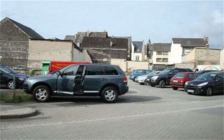 Parkplatz „Im Keutel“ mit Blick Richtung Entenpfuhl und der Burg im Hintergrund.