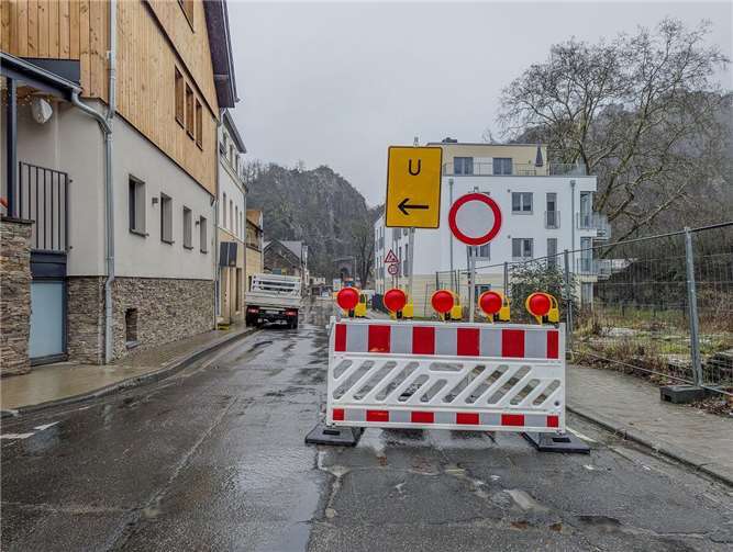 Parkplatz alter Winzerverein und dortiger Abschnitt der B267 in Altenahr wurde wegen Hochwasser gesperrt. Foto: VG Altenahr
