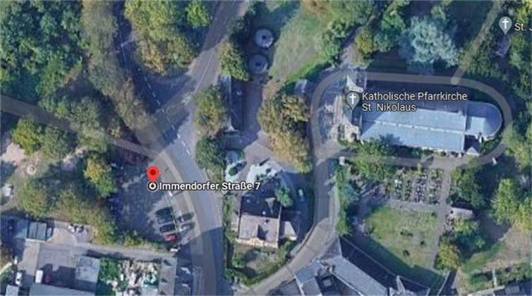 Überfall in Koblenz: Fahndung läuft auf Hochtouren Parkplatz an der Katholischen Pfarrkirche in der Immendorfer Straße. Foto: Polizei