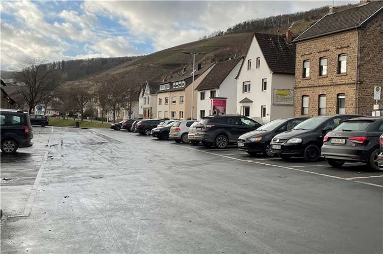 Bad Neuenahr-Ahrweiler: Parksituation bleibt angespannt Parkplatz in Ahrweiler am Adenbachtor. Foto: ROB