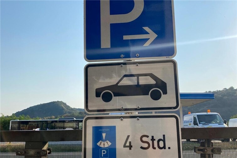Parkscheibenpflicht vor der Halle