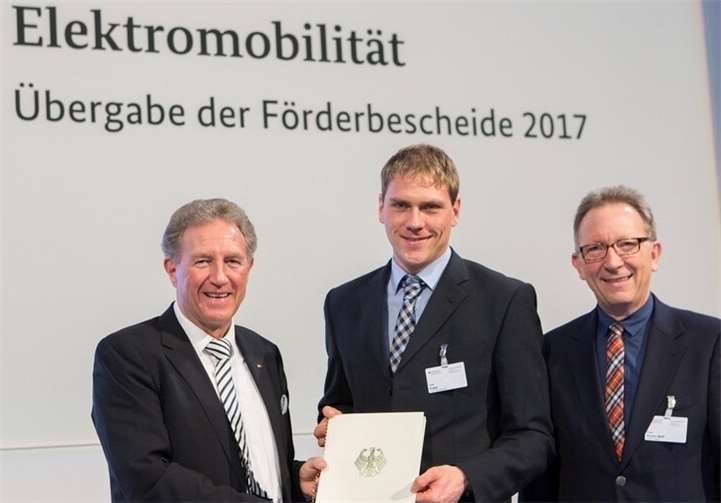 Parlamentarischer Staatssekretär Norbert Barthle, Sachbearbeiter Regionalentwicklung Lars Kober und Bundestagsabgeordneter Erwin Rüddel bei der Übergabe der Förderbescheide.privat