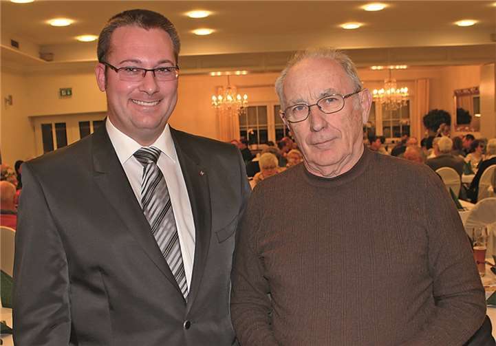 Partei- und Fraktionsvorsitzenden Gino Gilles war es eine besondere Freude Oskar Urbild für seine 60-jährige Treue und Verbundenheit zur CDU zu gratulieren.