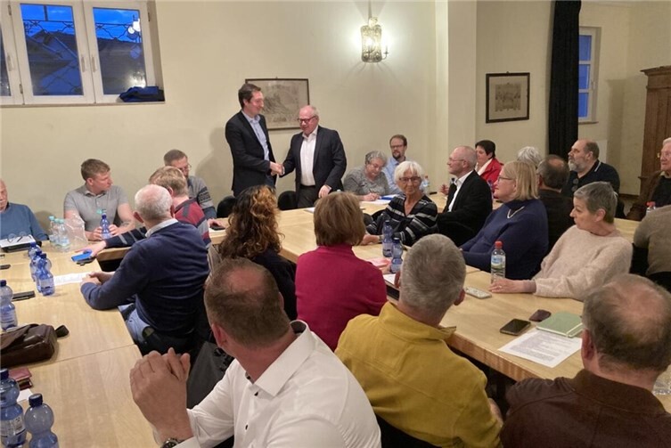 Parteichef Markus Fischer gratuliert Korbinian Wester zur einstimmigen Wahl.